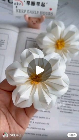 Paper Origami Flowers, Paper Flowers Diy Easy, Diy Fleur, Paper Origami, Easy Paper Crafts Diy, Paper Flower Crafts, Handmade Paper Crafts, How To Make Paper Flowers, Handmade Flowers Paper