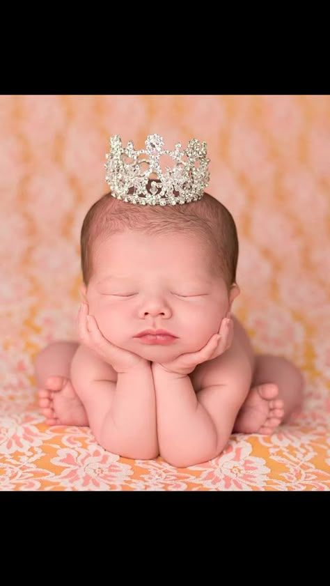 Adorable! Diy Newborn Photography Props, Diy Newborn Photography, Foto Newborn, Mini Crown, Newborn Photography Poses, Newborn Photo Shoot, Newborn Photo Ideas, Baby Poses, Newborn Pics