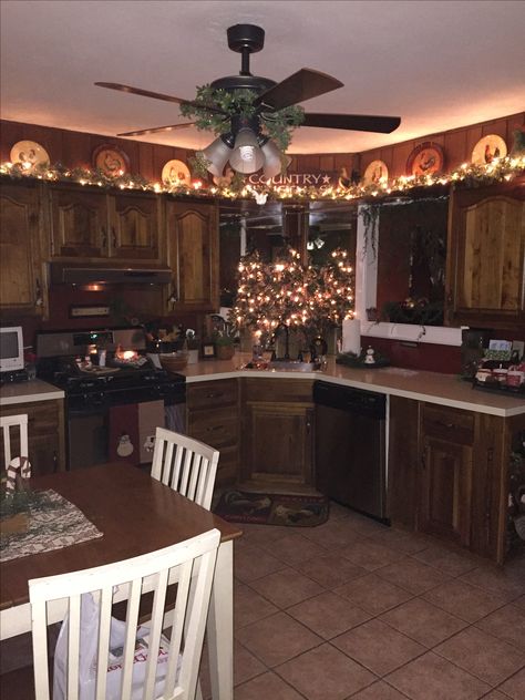 Creepy Kitchen Aesthetic, Christmas At Grandmas Aesthetic, Childhood Home Aesthetic, 90s Kitchen Aesthetic, Grandmas House Aesthetic, Grandmacore Kitchen, Kitchen Nostalgia, 2000s Fall, Kitchen Cozy