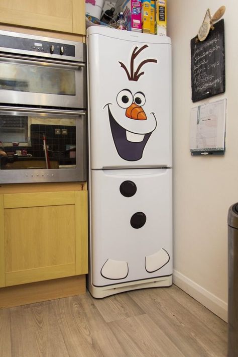 Disney Dorm, Frozen Christmas, Snowman Door, Fridge Decor, Frozen Olaf, Homemade Christmas Decorations, Rustic Holiday, Reading Books, Holiday Themes