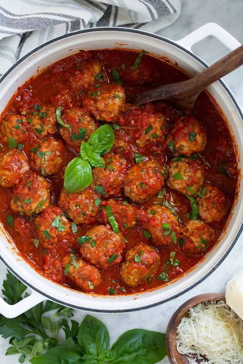 Bobby Flay Meatballs, Spagetti And Meatball Recipe, Baked Meatball Recipe, Bobby Flay Recipes, Tender Meatballs, Fresh Bread Crumbs, Best Spaghetti, Best Meatballs, Meatball Recipes Easy