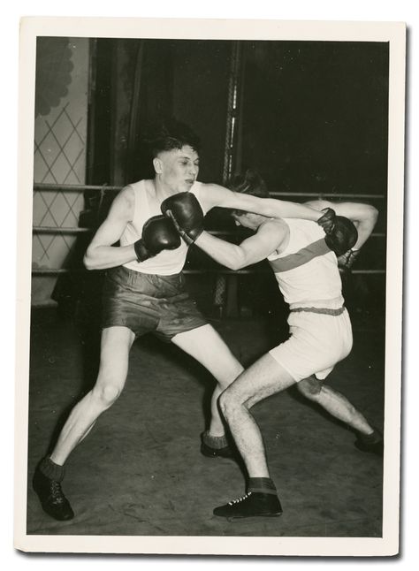 Boxing-Old school Old School Boxing, Science Inspiration, Composition Inspiration, Vintage Boxing, School Boxes, Boxing History, Old Bar, Boxing Club, Combat Sport