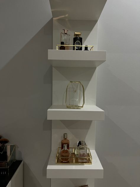 Shelves For Perfumes, Perfume Organization Shelf, Perfume Wall Display, Perfume Shelves, Dream Room Ideas, Rum Inspiration, Perfume Shelf, Apartment 2023, Mini Shelf