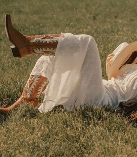 Blonde Cottagecore Aesthetic, Light Western Aesthetic, Wild West Photography, Cottage Cowgirl Aesthetic, Modern Western Aesthetic, Howdy Aesthetic, Retro Cowgirl Aesthetic, Cow Girl Aesthetic, Cowgirl Photoshoot Ideas