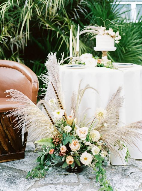 Wedding Cake Table Decorations, Pampas Wedding, Aisle Decorations, Greenery Arrangements, Garden Wedding Reception, Aisle Flowers, Cake Table Decorations, Wedding Cake Table, Wedding Aisle Decorations