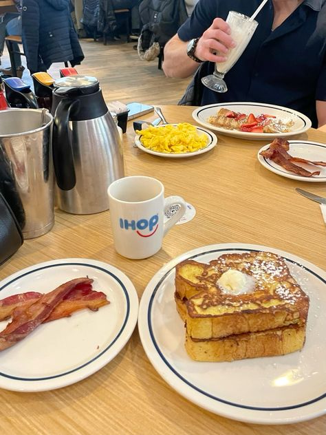 IHOP breakfast 🍴 #breakfast #ihop #breakfastfoodrecipes Ihop Food, Ihop Breakfast, Large Breakfast, American Breakfast, Food Spot, Breakfast Cookies, Hearty Breakfast, American Food, Sweet Breakfast