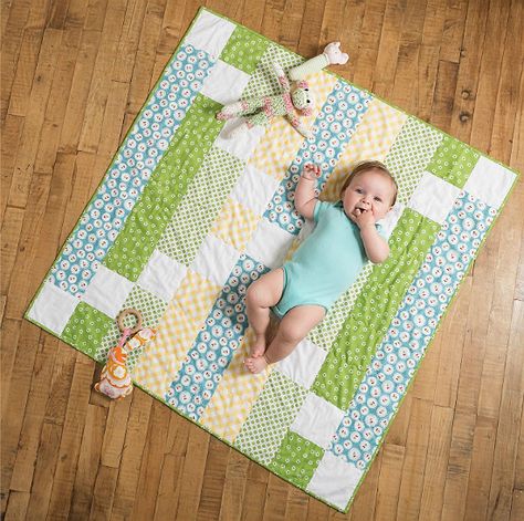 Crib Size Quilt, Moldes Para Baby Shower, Baby Quilt Size, Quick Quilt, Baby Quilt Pattern, Cot Quilt, Bonnie Hunter, Baby Quilt Patterns, Baby Boy Quilts