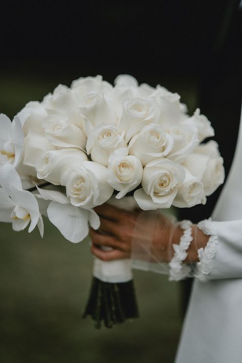 Winter Flower Wedding Bouquet, Classy Wedding Bouquet Simple, Wedding Winter Bouquets, Winter Wedding Classy, Winter White Wedding Flowers, Monochrome Wedding Bouquet, White Winter Bouquet, White Wedding Mood Board, Classy Winter Wedding