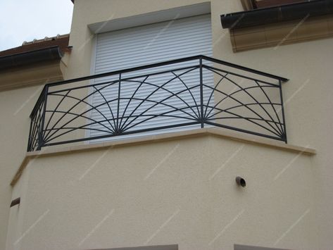 Garde-corps en fer forgé Modernes : Modèle GCM09 Soleil croisé Diy Stair Railing, Iron Balcony Railing, Grill Designs, Grill Gate Design, Handrail Design, Modern Fence Design, Metal Grill, Iron Stair Railing, Wrought Iron Stairs