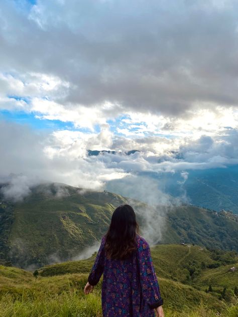 #darjeeling #darjeelingaesthetic Photoshoot Ideas In Hill Station, Darjeeling Photography Ideas, Mountain Pictures Poses Photo Ideas, Darjeeling Photography Pose, Darjeeling Aesthetic Photos, Dalhousie Photography, Darjeeling Outfit Ideas, Darjeeling Aesthetic, Darjeeling Photography