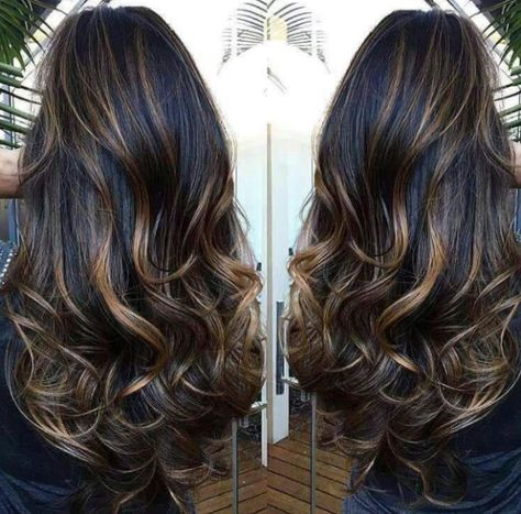 Y es que, hace que el cabello castaño se vea ESPECTACULAR. | 17 Imágenes que te convencerán de hacerte el efecto 'Tiger Eye' en el pelo Hair Color 2017, Dark Brown Hair Balayage, Dark Highlights, Dark Hair With Highlights, Caramel Highlights, Brown Hair Balayage, Long Dark Hair, Brown Blonde Hair, Hair Color Balayage