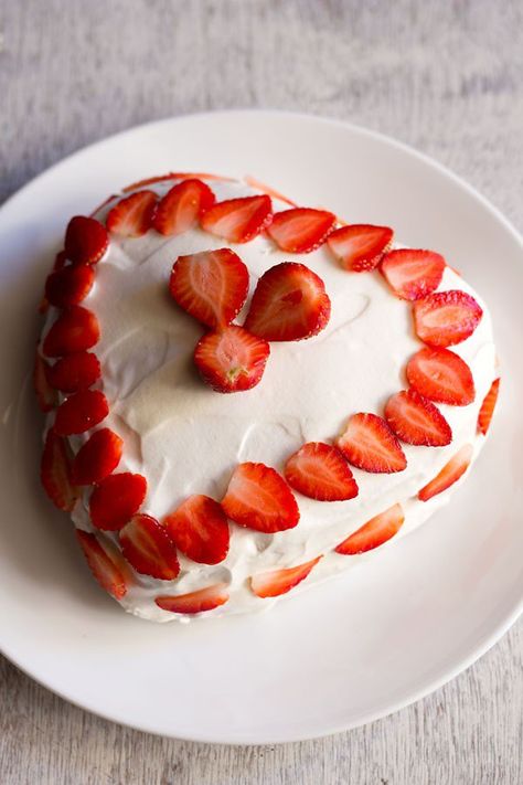 eggless strawberry cream cake Gluten Free Bagel Recipe, Eggless Vanilla Cake Recipe, Coconut Barfi Recipe, Eggless Cake Recipes, Cake Recipe Eggless, Healthy Chocolate Mousse, Strawberry Cream Cake, Strawberries And Whipped Cream, Egg Free Cakes