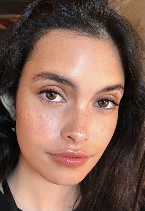 Simple Makeup Looks Freckles, Cool Minimalist Makeup, Gentle Ladylike Makeup, Minimal Summer Makeup, Sporty Makeup Look, Clean Minimal Makeup Look, Dewey Makeup Look, Glowy Makeup Freckles, Simple Clean Makeup