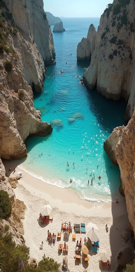 La Crète abrite des plages méditerranéennes magnifiques, offrant une diversité de paysages côtiers exceptionnelle.#Crète #Plages-méditerranéennes #Paysages-côtiers #Méditerranée #Crète-tourisme #Plages-de-rêve #Vacances-en-Crète Crete Beaches, Pink Sand, Turquoise Water, Crete, Water Sports, Diving, Greece