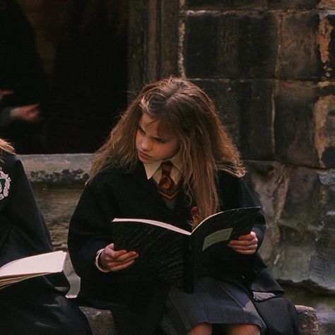 Reading A Book, Reading Books, Hermione Granger, Hermione, A Book, Tumblr, Reading, Books