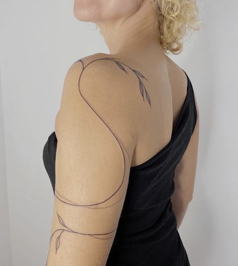 Tattoos Thick Lines, Swirly Back Tattoo, Line Arm Tattoo For Women, Large Line Tattoo, Shoulder Line Tattoos For Women, Body Contour Tattoo, Line Style Tattoo, Shoulder Line Tattoo, Long Line Tattoo