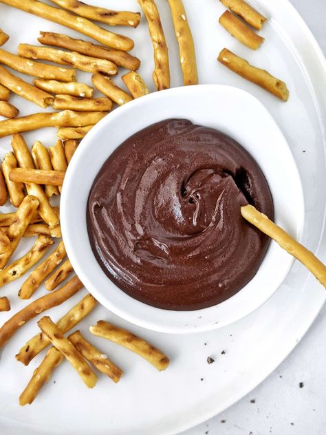 Protein Chocolate Sauce - Easy, Healthy, 3 Ingredients | Hayl's Kitchen Hummus Ideas, Low Calorie Protein Bars, Brownie Batter Hummus, Snacks No Bake, Homemade Dipping Sauce, Single Serve Dessert Recipes, Shake Ice Cream, Healthy Protein Pancakes, Homemade Chocolate Sauce