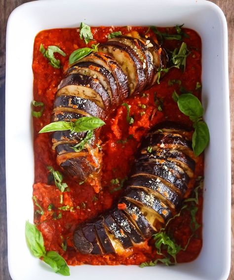 Hasselback Eggplant, Cooking Eggplant, Vegan Mozzarella, Meat Dinners, Eggplant Parmesan, Food Therapy, Eggplant Recipes, Look Beautiful, Fresh Garlic