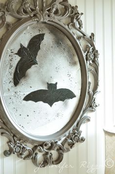 Diy Halloween Mirror, Hallowen Crafts, Vintage Halloween Crafts, Halloween Mirror, Spray Paint Projects, Bat Craft, Mirror Frame Diy, Diy Mirror, Halloween Pictures