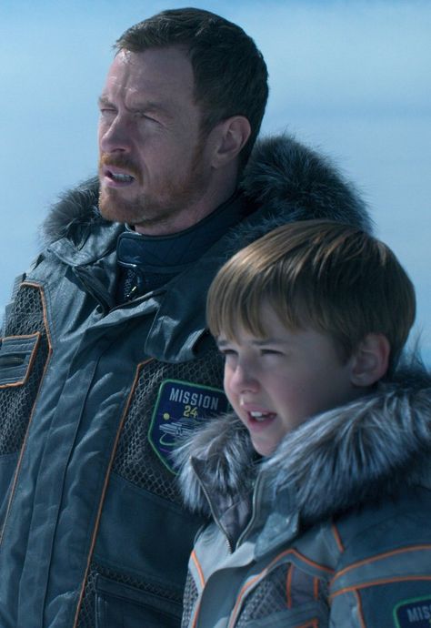 Lost In Space Cast, Maxwell Jenkins, Will Robinson, ليلي كولينز, Sci Fi Tv Series, Toby Stephens, Sci Fi Shows, Sci Fi Tv, Black Sails