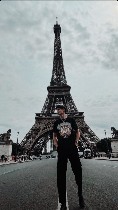 Eiffel Tower Men Pose, Paris Poses Photo Ideas Men, Paris Boy Aesthetic, Men In Paris, Paris Poses, Paris Picture Ideas, Moritz Hau, Paris Photo Ideas, London Photoshoot