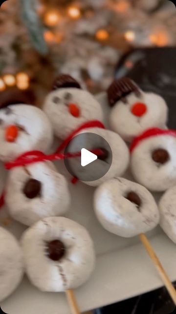 Hip2Save | Legit deals only. Follow for the best savings! on Instagram: "Make your own Snowman - no snow required! ☃️ Just grab mini donuts, skewers, and a handful of candy pieces! 🍩 A fun activity for the kids & perfect to add to a Christmas-themed charcuterie board!  Comment with the word SNOWMAN and we’ll DM you the link with all the details!" Christmas Food Crafts For Kids, Powder Donut Snowman, Donut Snowmen On A Stick, Snowman Donuts In A Bag, White Powder Donut Snowman, Snowman Donut Treats, Snowman Donuts On A Stick, Snowman Donuts, Marshmallow Snowman