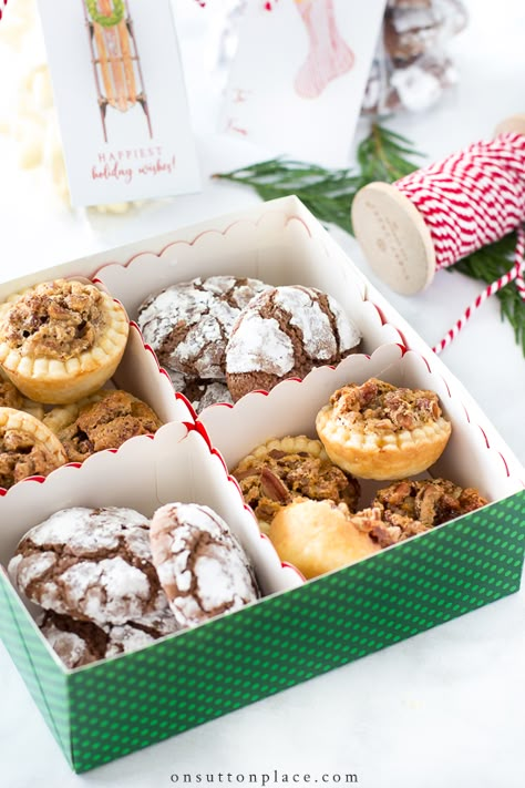 Present your homemade baked goods with this unique Christmas gift packaging idea! Uses terra cotta pots and other supplies readily available at craft and discount stores. Baking Packaging Ideas, Cookie Gifts Packaging Ideas, Baked Goods Packaging Ideas, Packaging Ideas For Baked Goods, Baked Goods Box, Packaging For Baked Goods, Package Baked Goods, Christmas Cookie Packaging, Baked Goods Packaging