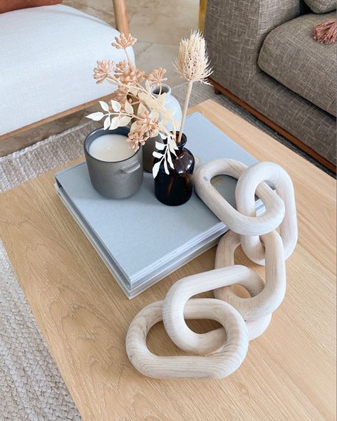 My favorite coffee table decor with books, wood chain, candles and vases Chain Table Decor, Chain Link Coffee Table Decor, Chain Decor Ideas, Clean Bathroom Aesthetic, Decorate A Coffee Table, Townhome Decorating, Diptyque Decor, Coffee Table Decor Living Room, Home Cleaning Tips