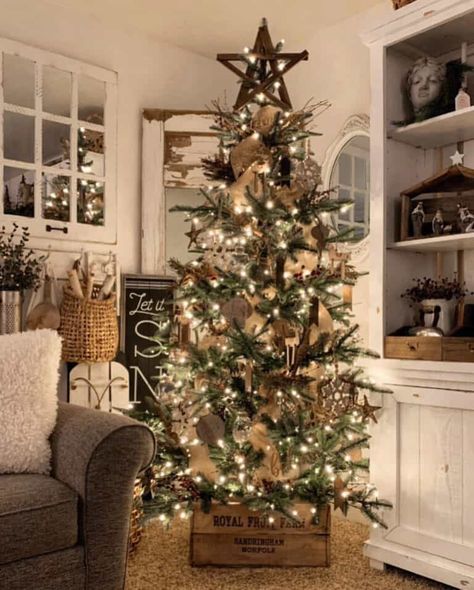 30 Most Beautiful And Festive Christmas Tree Decorating Ideas Country Christmas Trees, Christmas Tree Decorated, Christmas Tree Decorating Themes, Classic Christmas Tree, Farmhouse Christmas Tree, Natalie Wood, Christmas Tree Inspiration, Beautiful Christmas Trees, Rustic Christmas Tree