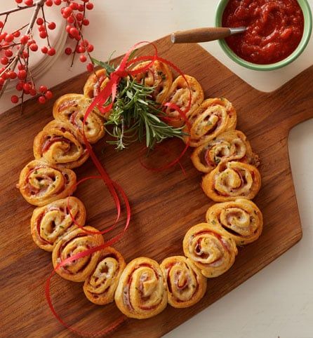 I’m checking out a delicious recipe for Holiday Wreath Pizza Pull-Apart Recipe from Kroger! Wreath Pizza, Pizza Wreath, Pull Apart Recipes, Best Holiday Appetizers, Grinch Party, Christmas Brunch, Holiday Appetizers, Christmas Party Food, Christmas Snacks