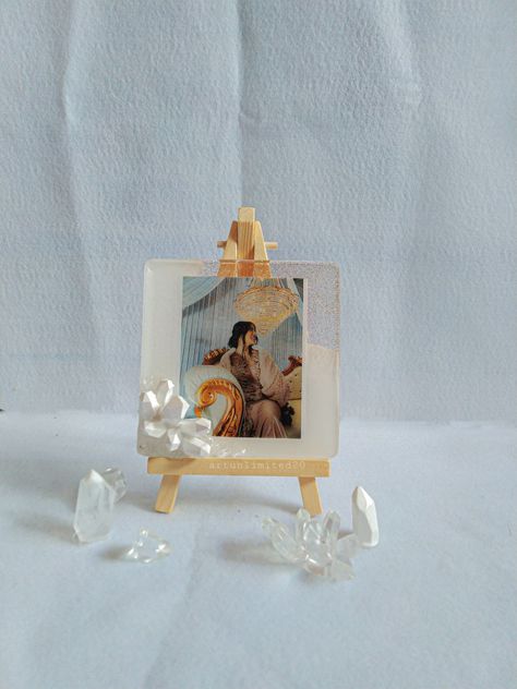 Diy Resin Gifts, Resin Product, Mini Photo Frames, Resin Crafts Tutorial, Resin Frame, Resin Design, Resin Artwork, Mini Frames, Diy Resin Art