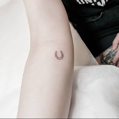 Small Horshoe Tattoo, Mini Tattoos Horse, Fineline Horseshoe Tattoo, Mini Horseshoe Tattoo, Simple Horse Shoe Tattoo, Mini Horse Tattoo, Fine Line Horseshoe Tattoo, Horse Minimalist Tattoo, Simple Horseshoe Tattoo