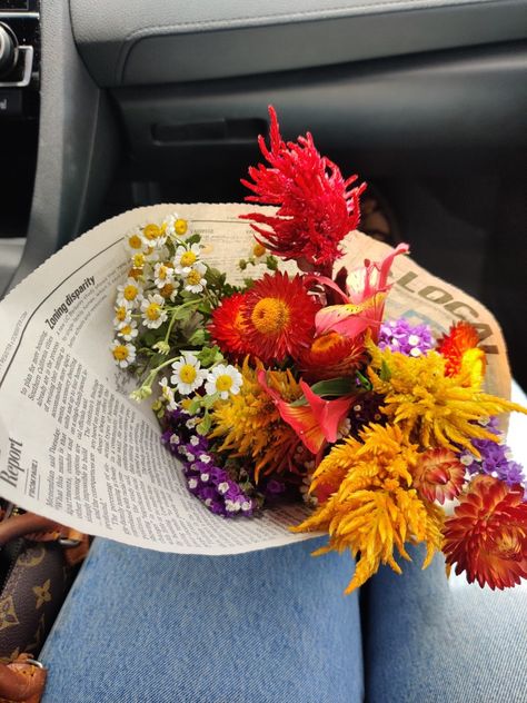 Flower Bouquet Newspaper, Bouquet Wrapped In Newspaper, Flowers In Newspaper Bouquets, Newspaper Wrapped Bouquet, Newspaper Bouquet Wrap, Newspaper Wrapped Flowers, Flowers In Newspaper, Flowers Wrapped In Newspaper, Newspaper Flower Bouquet