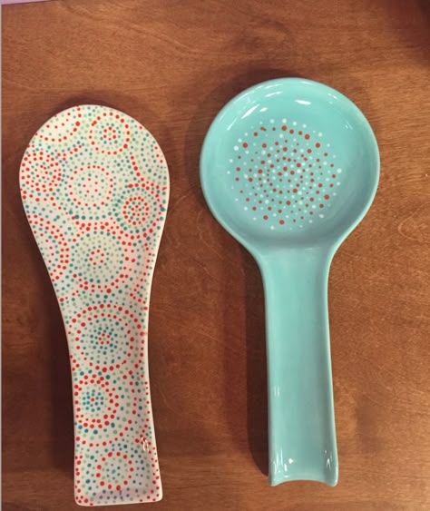 Spoon Holder Paint Ideas, Spoon Rest Painting Ideas, Clay Spoon Holder, Ceramic Spoon Rest Painting Ideas, Spoon Holder Ideas, Spoon Rest Pottery Painting Ideas, Spoon Holder Pottery Painting, Pottery Painting Spoon Rest, Painted Spoon Rest