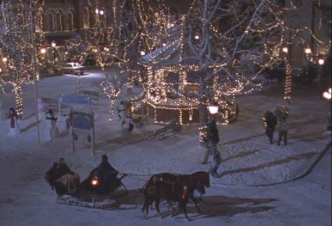 Rory and Lorelai are back in full, witty, fast-talking force — and it is glorious! The scene, from "Winter," opens in the gazebo. THE GAZEBO!!! Gilmore Girls Christmas, Gilmore Girls Seasons, I Love Winter, Stars Hollow, Winter Wonder, Winter Aesthetic, Christmas Aesthetic, Cozy Christmas, Girl Wallpaper