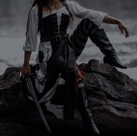 Look Gatsby, Era Victoria, Pirate Books, Medieval Aesthetic, Pirate Queen, Pirate Outfit, Queen Aesthetic, Royalty Aesthetic, Royal Aesthetic