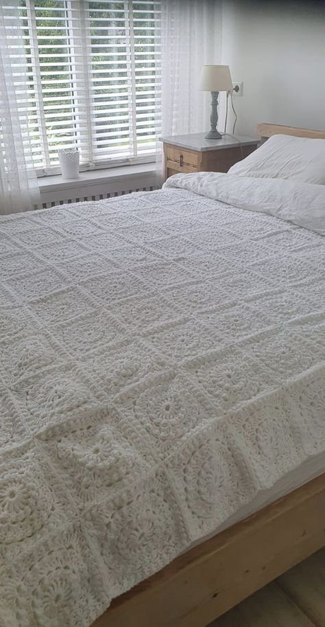 Een tweepersoons besprei met het patroon van laurahaakt.nl Bedsheets Designs, Crochet Bedsheets, Knitting Blankets, Silk Bed Sheets, Crochet Throw Pattern, Patterned Bedding, Silk Bedding, Crochet Afghans, Crochet Videos Tutorials