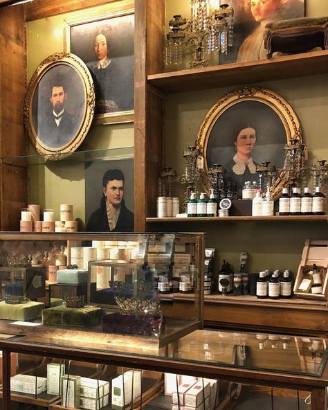 French Apothecary, Apothecary Beauty, Apothecary Aesthetic, Apothecary Bathroom, Apothecary Design, Paris Markets, Perfume Store, Antique Portraits, Old Portraits