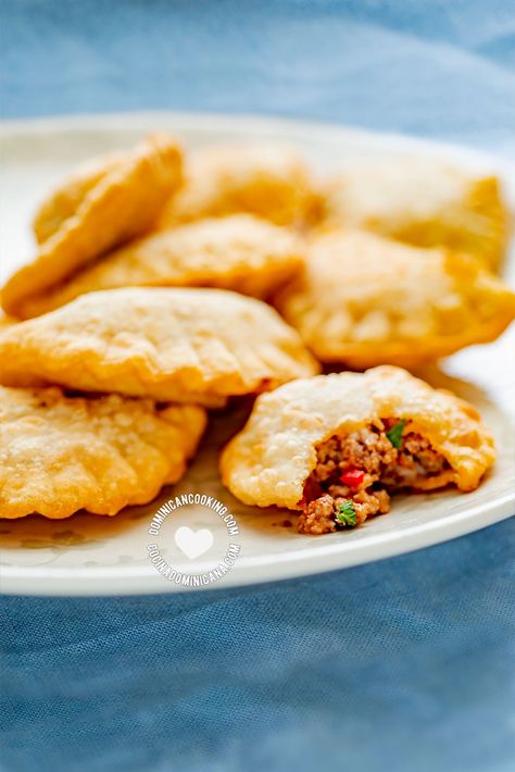 Empanaditas and pastelitos add variety and Dominican flavor to your picadera platter. This recipe gives you the choice to use chicken, vegan, beef, pork, or cheese fillings. Savory Turnovers, Pastelitos Recipe, Dominican Recipes, Fingerfood Party, Dominican Food, Hispanic Food, Latin Food, Caribbean Recipes, Filling Recipes