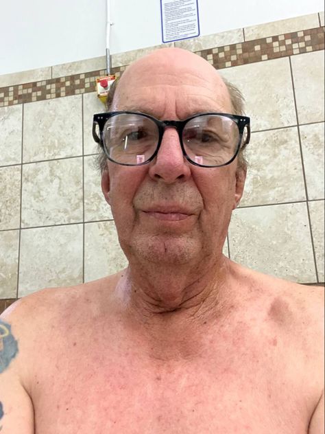 26 Year Old Man, Bricked Up Man Pic, Old Men Selfie, Guy Mirror Pic, Old Man Selfie, Old Man Meme, Cute Old Man, Guy With Glasses, Creepy Old Man