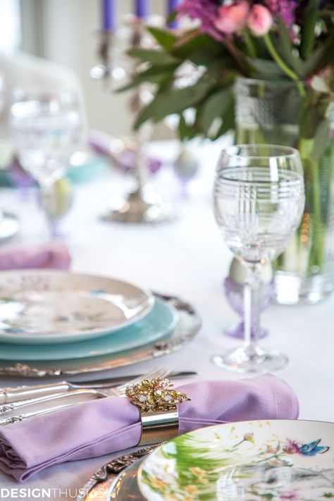 Want to set an elegant holiday table but are stumped by all the childlike imagery? Here’s how to use soft spring colors to decorate a sophisticated Easter table. #springdecor #eastertablescapes #eastertabledecorations #springdecoratingideas French Country Thanksgiving, Dinner Table Modern, French Country Table Decor, Decorate Dining Table, Country Table Decor, Dining Table French, Country Thanksgiving, Farmhouse Tablescape, Easter Buffet