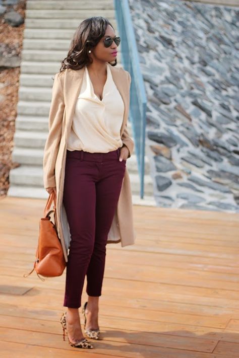 Burgandy Pants Outfits, Outfit Pantalon Vino, Burgundy Pants Outfit, Burgundy Trousers, Pants Outfit Work, Burgundy Outfit, Burgundy Pants, Combination Fashion, Burgundy Jeans