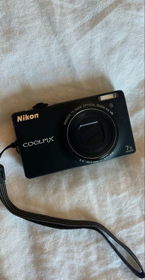 #camera #digitalcamera #pictures #aesthetic #vintage #nikon #canon #nikoncoolpix Random Items Photography, Nikon Coolpix Aesthetic, Nikon Coolpix S6900, Nikon Aesthetic, Pictures Aesthetic Vintage, Nikon Dslr Camera, Vintage Photo Editing, Cute Camera, Nikon Camera