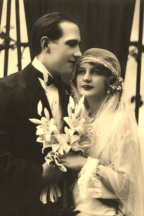 Vintage wedding couple photo... Old Wedding Photos, Couples Vintage, Vintage Wedding Gowns, Portrait Vintage, 1920s Wedding, Old Wedding, Beautiful Beach Wedding, 1920's Fashion, Vintage Couples