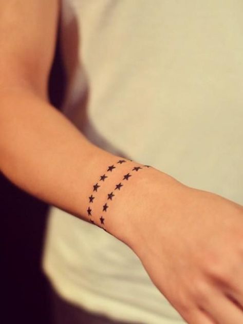 10 tatuajes delicados de pulsera que no puedes dejar pasar Finger Image, Cute Ankle Tattoos, Ankle Bracelet Tattoo, Unalome Tattoo, Leo Tattoos, Mehndi Designs For Girls, Wrist Tattoos For Women, Tattoo Bracelet, Wrist Tattoo