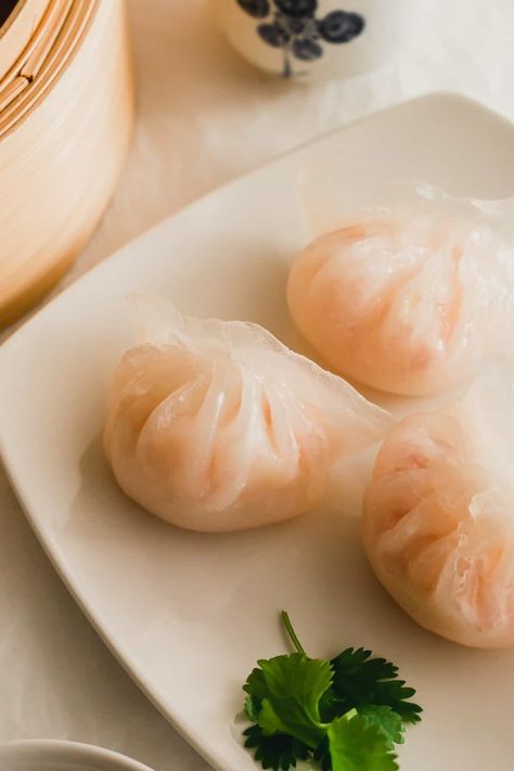 Steamed shrimp har gao dumplings on a white plate. Har Gao, Shrimp Filling, Chinese Shrimp, Har Gow, Prawn Dumplings, Dumpling Wrapper, Shrimp Dumplings, Steamed Shrimp, Steamed Dumplings