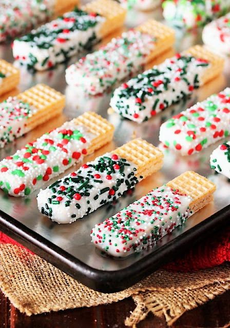 Christmas White Chocolate-Dipped Sugar Wafers on Baking Sheet Image Sugar Wafers, Christmas Pretzels, Xmas Desserts, Xmas Treats, Easy Christmas Treats, Christmas Baking Recipes, Christmas Candy Recipes, Christmas Decor Ideas Diy, Holiday Snacks