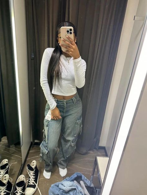 Grey Jeans Outfit Black Women, Black Cargos Outfit, Cargo Jeans Outfit, Clueless Outfits, Fasion Outfits, Denim Cargo, Streetwear Fashion Women, Faded Denim