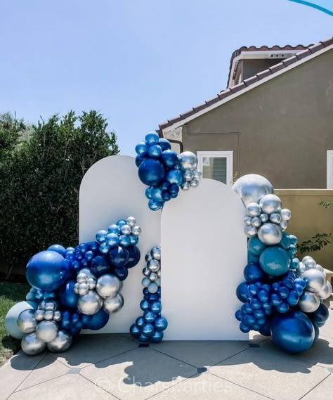 Royal Blue Balloon Arch, Shades Of Blue Balloon Garland, Graduation Balloon Arch Ideas, Blue Backdrop Ideas, Blue And Silver Birthday Decorations, Blue Birthday Backdrop, Blue Birthday Decorations, Blue Balloon Arch, 21st Birthday Boy