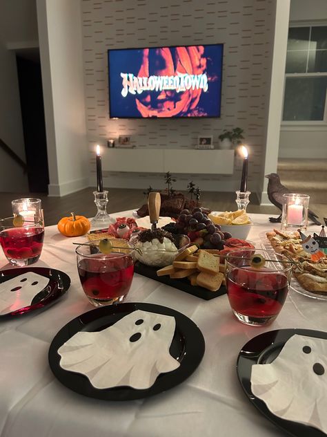 Halloween movie night snacks and setup Halloween Movie Night With Friends, Halloween Movie Night Set Up, Aesthetic Halloween Movie Night, Halloween Hangout Ideas, Cosy Halloween Movie Night, Fall Outdoor Movie Night Aesthetic, Halloween Movie Night With Bestie, Autumn Movie Night Aesthetic, Halloween Movie Night Food